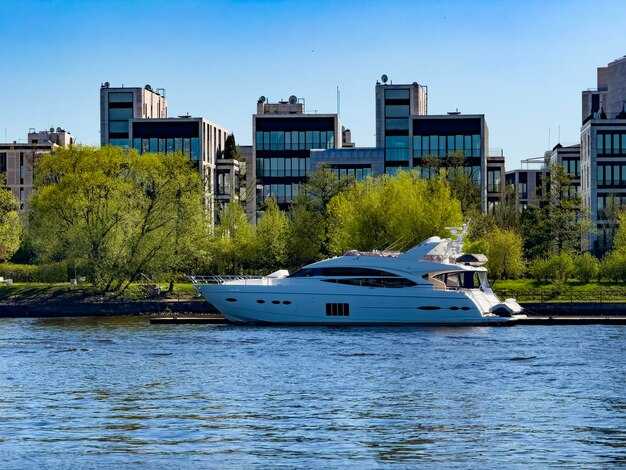 Yacht Rental in Knoxville, United States | Luxury Boat Charters on the Tennessee River