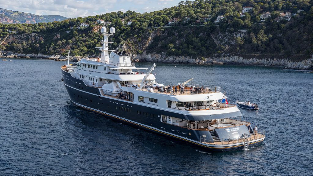 Legendy na vodě: Jachta LEGENDA zakotvila ve středomořském přístavu kvůli misi.