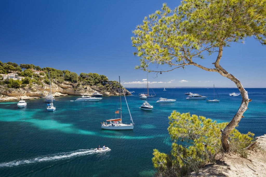 Explorar as Ilhas Baleares de Iate: Destinos icónicos e jóias escondidas
