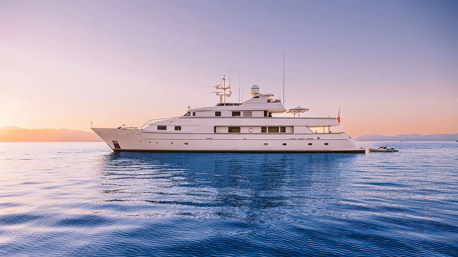 Salpa con stile: Scoprire la Grecia a bordo del superyacht NATALIA V