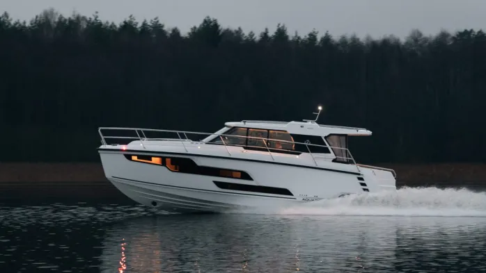Unveiling the Aquador 400HT: The Ultimate Sports Cruiser