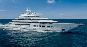 Azimut Grande 30M: A Remarkable Glass House on Water