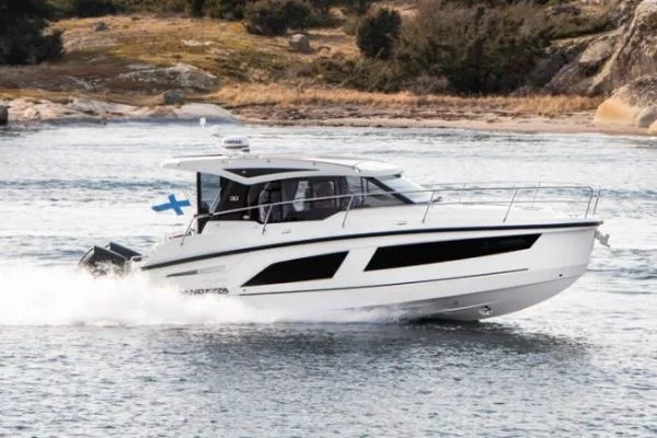 Discover the Grandezza 30 Outboard Cabin Cruiser