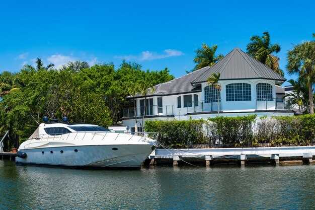 Bama Breeze Hatteras 80 – From US $18,000 per Week – Yacht for Sale & Charter