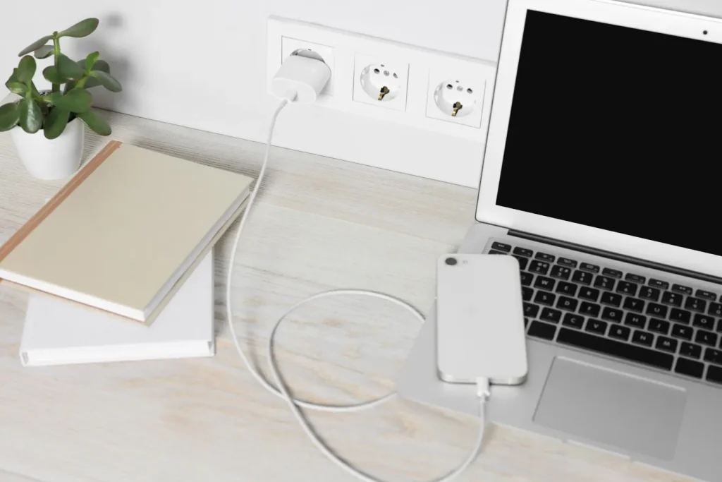 Smart Power Accessories Every Digital Nomad Should Own While Traveling