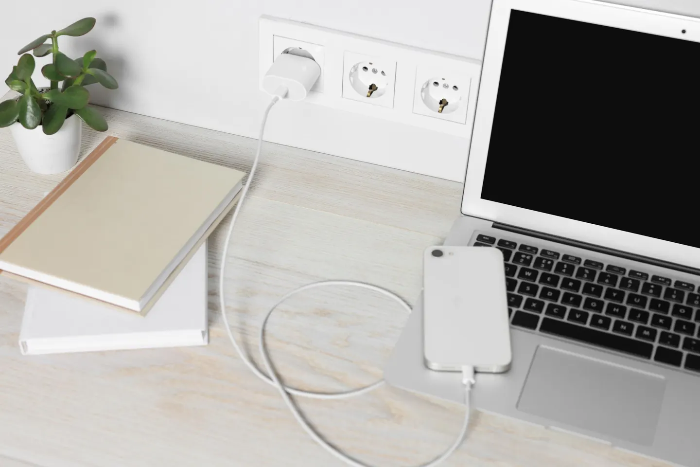 Smart Power Accessories Every Digital Nomad Should Own While Traveling