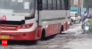 Delhi’s Torrential Rain Brings Travel Advisories and Traffic Chaos