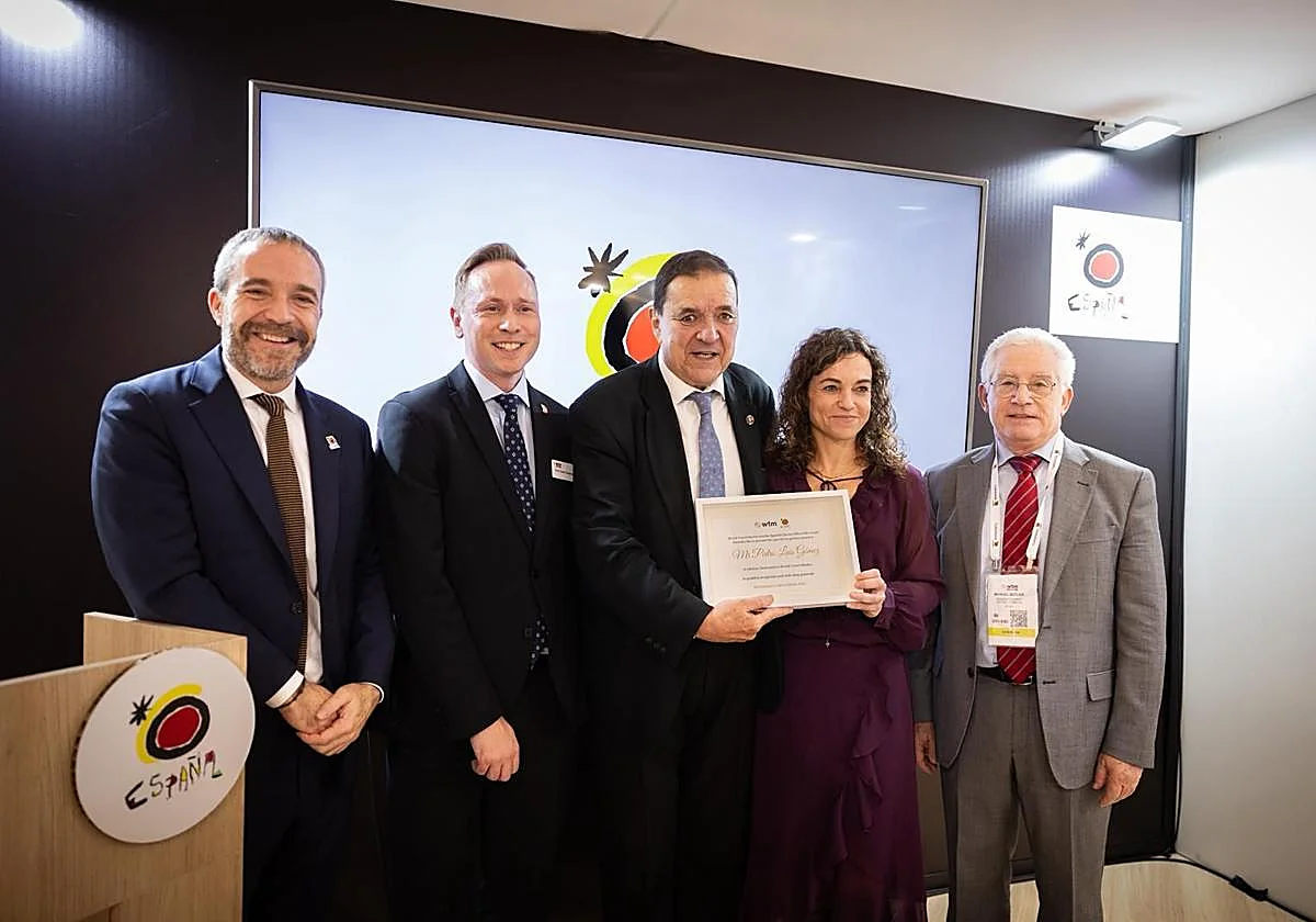 Pedro Luis Gómez Honoured for Four Decades of World Travel Market Reporting