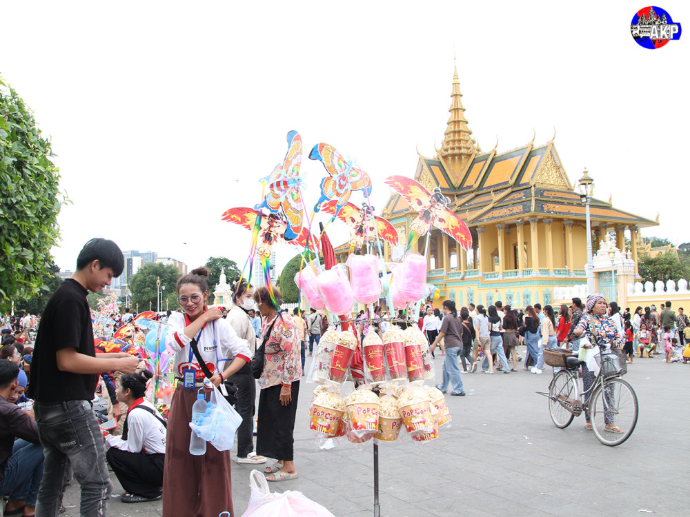 Water Festival’s Final Day Draws Increasing Tourists to Phnom Penh’s Royal Palace and Walk Street