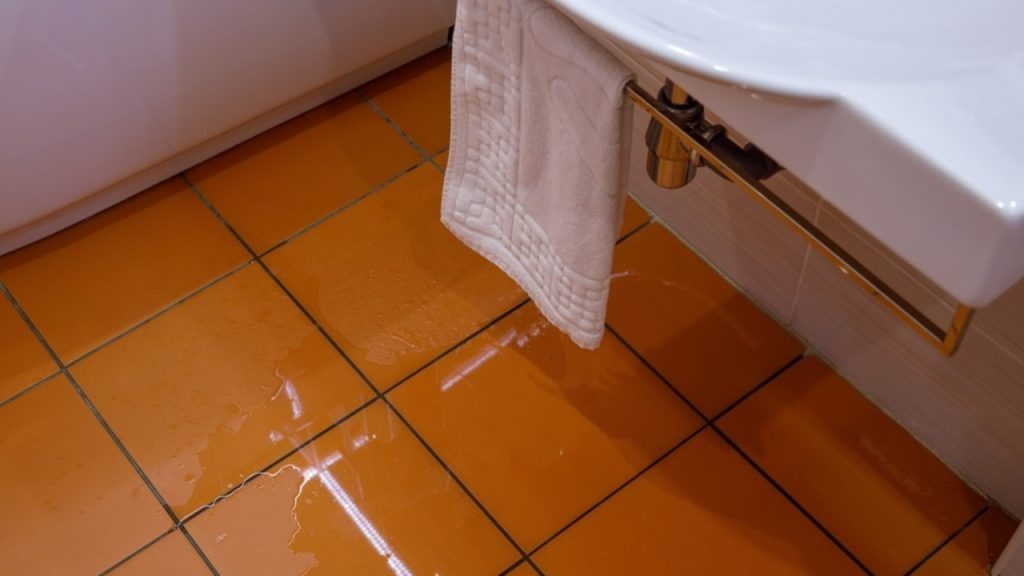 Chiński turysta zalewa pokój hotelowy podczas sporu o zwrot pieniędzy, powodujęc wysokie koszty napraw.