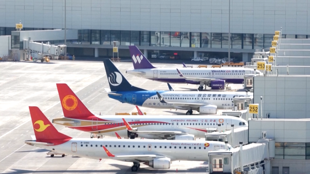 日本メディアは中国人観光客の減少を強調
国内のメディアが、中国人観光客の減少を大きく取り上げている。
中国からの観光客数は、以前に比べて大幅に減少しており、関連業界に影響が出ている。特に、免税店や高級ホテルなど、中国人観光客に依存していたビジネスは大きな打撃を受けている。
経済専門家は、この減少の主な原因は、日本政府の渡航規制の強化と、中国国内の経済状況の悪化だと指摘している。
メディアは、この状況が今後も続く可能性があり、観光業界は新たな対策を講じる必要があると報じている。