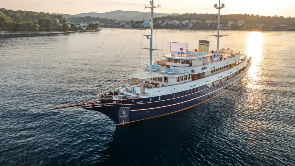 Casablanca Motor Yacht: Space, Amenities, Chartering