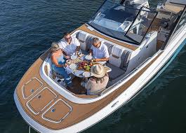 Hurricane SunDeck 3200: Versatile Deck Boat