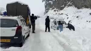 Heavy Snow Strands Tourists in Manali