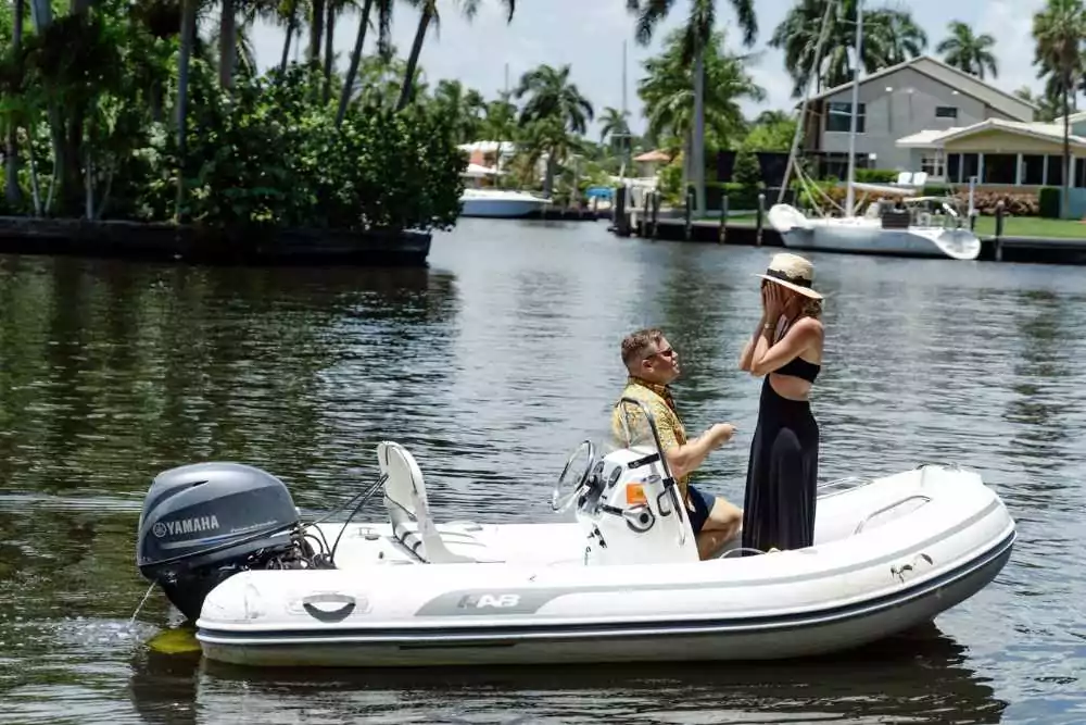 Vier je verloving aan boord van een privéjacht