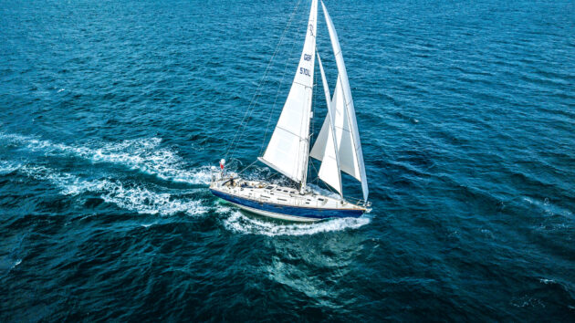 Comment le déplacement d'un bateau affecte la navigation hauturière