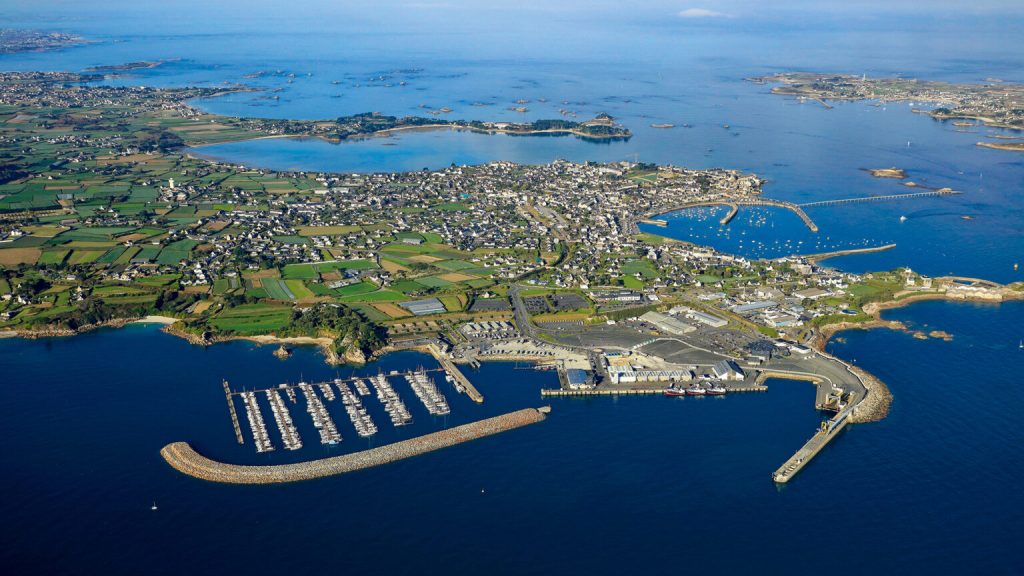 Avoiding a tidal marina collision near Roscoff