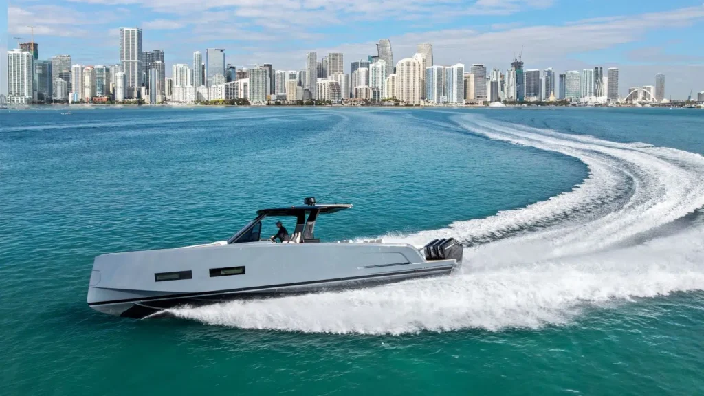 Pardo 43R: Outboard Walkaround Debuts in Miami
